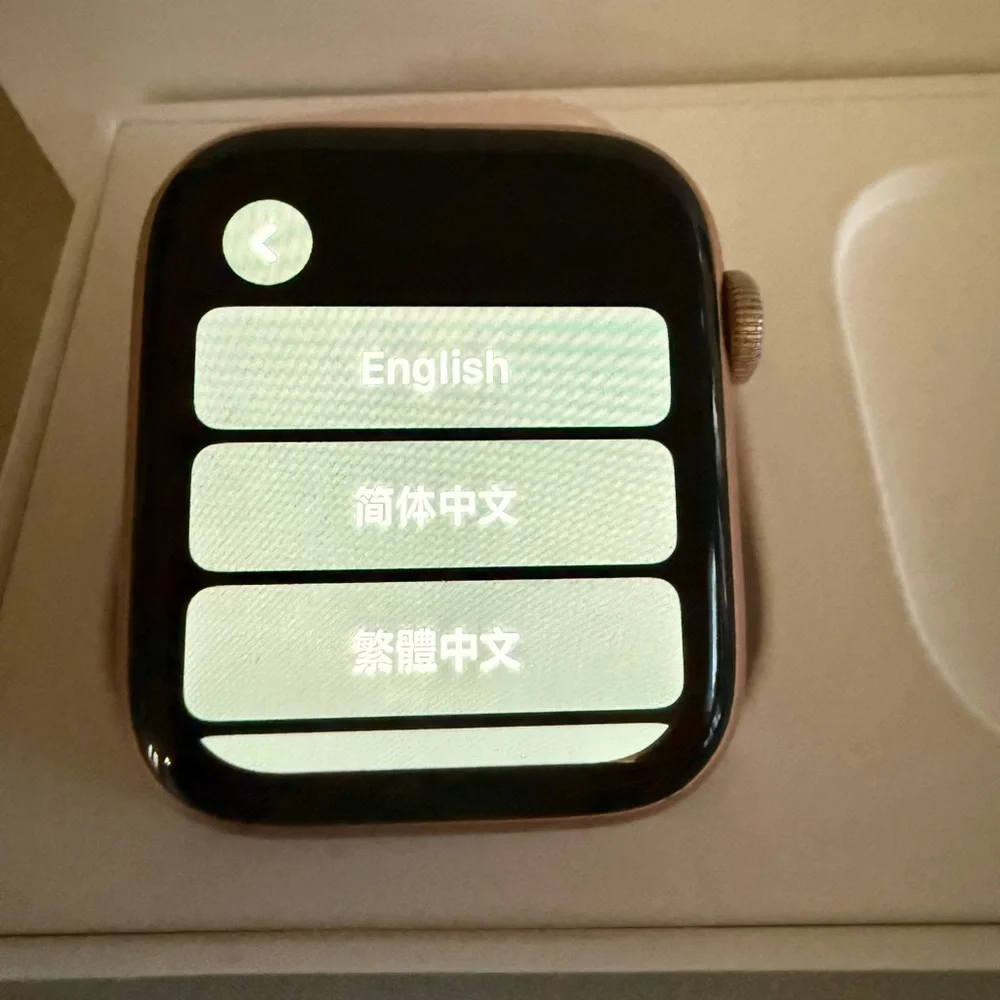 Apple series 6 Smartwatch gold aluminum 44MM with Cream Band